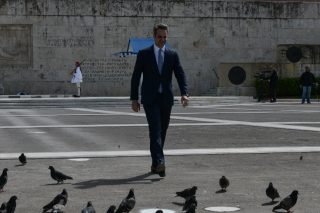 Ο Κυριάκος Μητσοτάκης στον Αγνωστο  Στρατιώτη